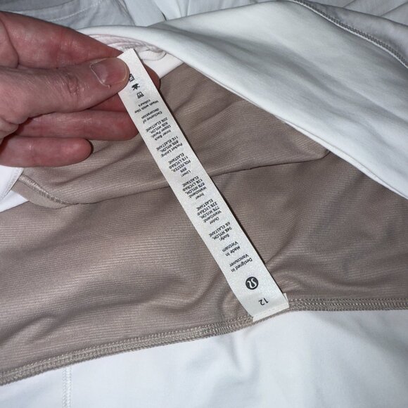NWT Lululemon Speed Up Short 2.5" in White with liner - Picture 3 of 4
